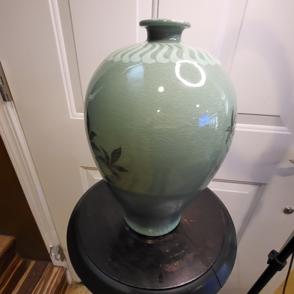 LARGE CELADON FLORA GREEN GLAZED CERAMIC POTTERY KOREAN VASE SIGNED 12" - Picture 6 of 13